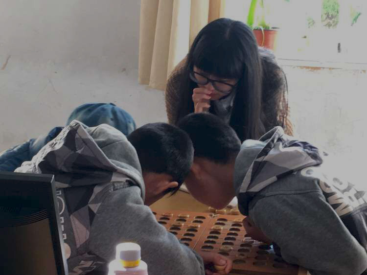 志愿者与视弱孩子们一同下象棋 志愿者与视弱孩子们一同下象棋
